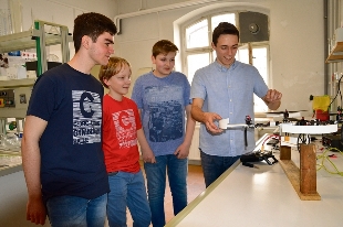 Zu sehen sind vier Schüler, die im Chemielabor arbeiten.