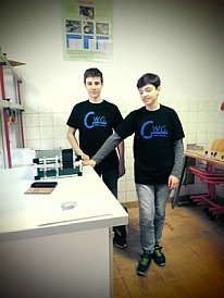 Zu sehen sind zwei Schüler des Christian-Wofl-Gymnasiums in einem Chemielabor.